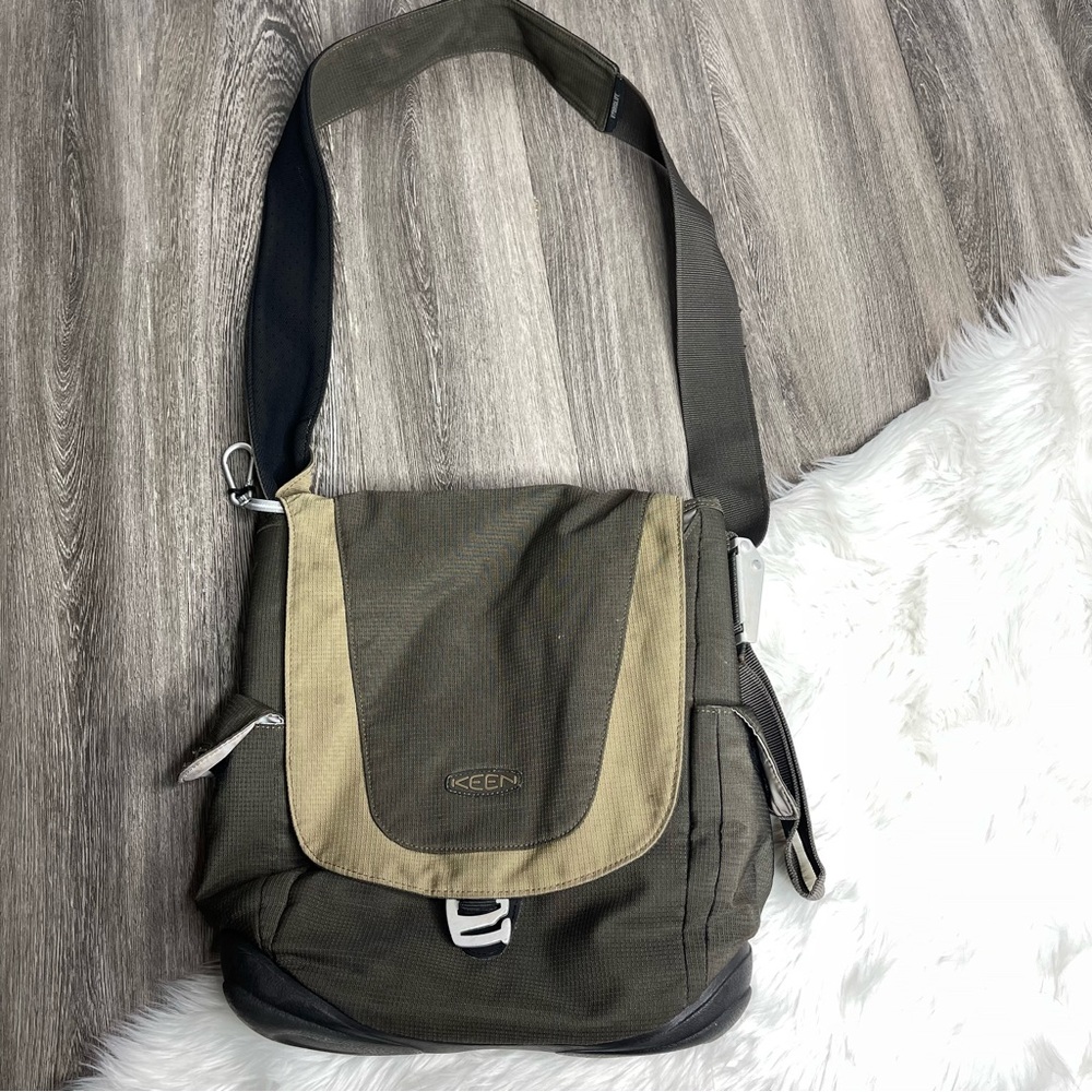Keen Crossbody Bag in Olive and Tan